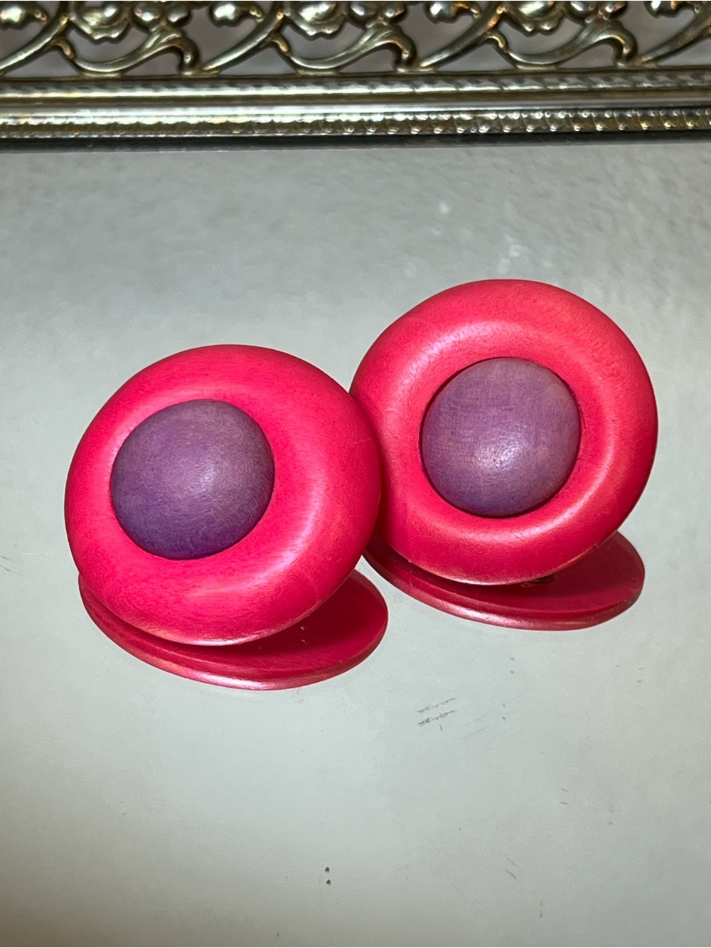 ☀️☀️2/$10 Vintage Pink and Purple Painted Wood Button Clip Back Clip On Earrings - Picture 8 of 9